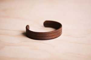 Bracelets en bois faits à la main pour femmes Accessoires de mode élégants en bois naturel parfaits pour les looks de tous les jours ou Boho - Product Image 2