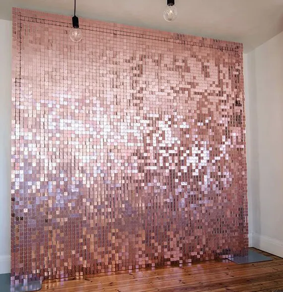 멋진 반짝이는 무지개 빛깔의 골드 핑크 레드 미러 스팽글 쉬머 벽 패널 배경 웨딩 장식