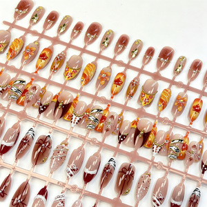 Caja de 30 piezas de <span class=keywords><strong>uñas</strong></span> postizas prensables hechas a mano, superventas transfronterizo, con diseño de línea pintada en 3D, puntas almendradas francesas y pedrería. - Product Image 3