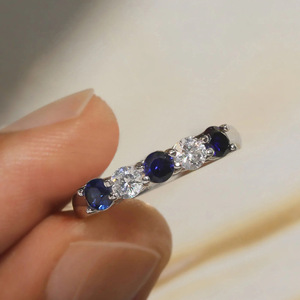 Anillo de Diamantes Q806 en Oro Blanco con Esmeraldas Laterales, Corte Brillante Redondo, Diamantes Naturales Color D, Anillo de Compromiso para Mujer - Product Image 3