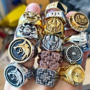 Venta al por mayor Hip Hop Estilo Punk Vintage Personalidad Hombres creativos Cruz Lobo Calavera Anillo para hombres - Product Image 1