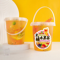 Vente à emporter personnalisée 1000ml 32oz Fruits Grandes Tasses Seau PP Gobelets en plastique 1000 Boba Lait Thé Bière Tasse avec couvercles et poignée