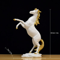 Décoration de cheval simulé de luxe léger pour nouvelle maison, artisanat en résine personnalisé, sculpture animale de cheval, faite à la main et peinte à la main