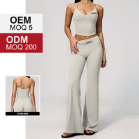 Ensemble de yoga TZ9616-7 pour femme en nylon et élasthanne, couleur crème brossée, avec haut court rembourré à bretelles spaghetti et leggings évasés taille haute pour le sport