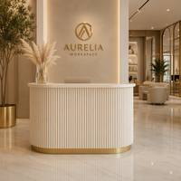 Bureau d'accueil moderne de luxe blanc crème cannelé avec base dorée et façade incurvée pour salon, boutique, bureau, hall d'entrée