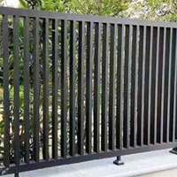 Rampe de balcon en fer forgé à barres verticales simples, balustrade métallique pour appartement, immeuble résidentiel, balcon extérieur, escalier