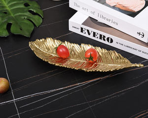 Plat <span class=keywords><strong>de</strong></span> service <span class=keywords><strong>de</strong></span> dîner fait à la main plat en grès <span class=keywords><strong>de</strong></span> luxe, feuilles <span class=keywords><strong>de</strong></span> banane dorées plateaux <span class=keywords><strong>de</strong></span> service décoratifs - Product Image 1