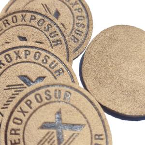 Nouvelles étiquettes en cuir PU personnalisées avec logo en relief à coudre sur les jeans, étiquettes pour vêtements - Product Image 1