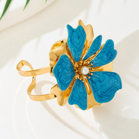 Nouvel accessoire de mode de style européen avec des fleurs en émail perlé, bracelet ouvert pour femmes