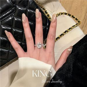 Anillo de Diamantes de 5.5 Ct de King Silver Jewelry, Plata de Ley S925 Chapada en Oro, Anillo de Compromiso de Cuatro Puntas para Mujer - Product Image 5