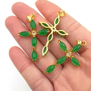 Prezzo all'ingrosso della fabbrica pendente in cristallo verde naturale girocollo gesù croce fascino collana a catena in oro 18 pollici per regali da donna