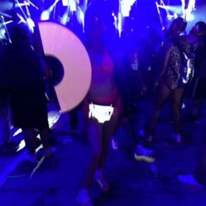 Abanico de Mano Grande de Bambú/Plástico Ecológico de 13 Pulgadas con Purpurina Morada, Tallado en Estilo Ángel, para el Año Nuevo Chino y Fiestas Rave - Product Image 3