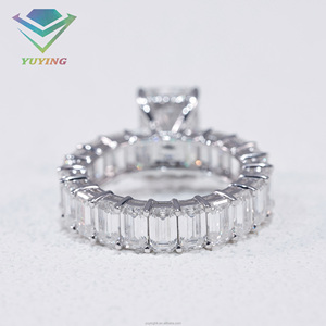 Bague de fiançailles classique en or blanc 10K avec diamant de laboratoire taille radiant certifié IGI et pierres latérales taille baguette - Product Image 3