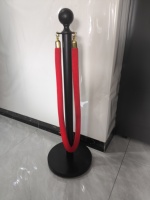 Poteau de guidage de foule en acier noir avec corde en velours rouge pour hôtels et expositions