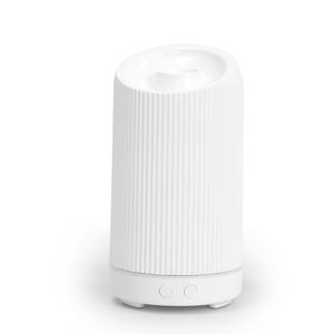 Humidificador Difusor de Aroma YX211 con Rayas Verticales, Alimentado por USB, Blanco, para Uso Doméstico, Capacidad Inferior a 0.5L - Product Image 1
