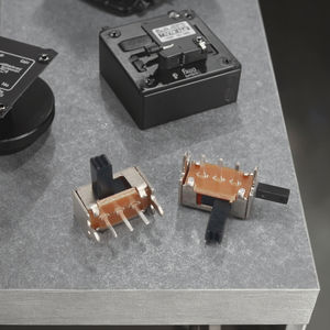 שורה אחת <span class=keywords><strong>3</strong></span> pin 2 דרך זווית ישרה שקופית מתגים sk12d07 1p2t pcb הר ac 250v 3a מתג שקופיות - Product Image 5