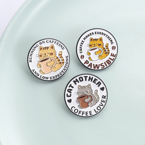 Spilla in smalto Gatto Tabby 'Funziona con Caffeina e Basse Aspettative' con la scritta 'Il Caffè Rende Tutto PAWSible', Gioiello Distintivo - Product Image 1