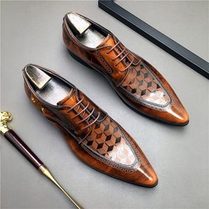 Zapatos formales de cuero para hombre, estilo británico, con punta en pico, grabados, de tres piezas, para novio de boda - Product Image 4