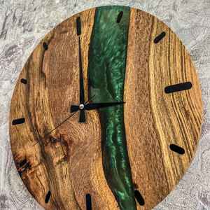 นาฬิกาแขวนผนังงานฝีมือเรซิ่นทันสมัยพร้อมกรอบไม้ คุณภาพสูง ทนทาน สวยงาม และใช้งานได้จริง เหมาะสำหรับห้องนั่งเล่นและห้องนอน - Product Image 2