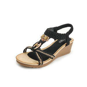 Nouvelles sandales d'été pour femmes, en peluche moelleuse, couleurs mélangées, pour extérieur et bureau, à semelle fine, avec boucle de ceinture, chaudes et tendance, vente en gros - Product Image 1