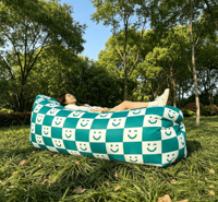 Canapé gonflable moderne bleu et blanc à carreaux - Portable, pliable, sans pompe, idéal pour le camping, la plage et les pique-niques en plein air