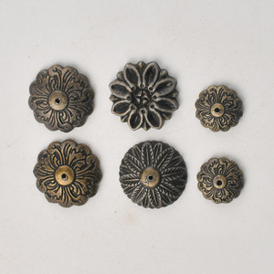Accessoires de meubles de style antique en alliage de zinc Wenzhou Platinum Link, décoratifs en forme de fleur, pour la protection des coins - Product Image 1