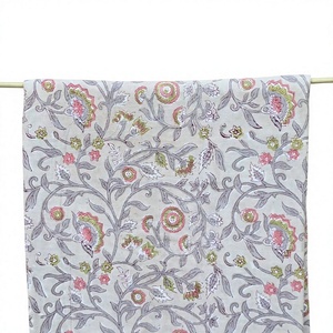Tela de Algodón Premium para Vestidos con Estampado Artesanal, en Color Marfil Suave, Decorada con Delicadas Flores Rosadas - Product Image 1
