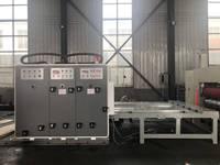 Machine d'impression flexographique semi-automatique à double couleur pour carton ondulé avec alimentation par chaîne, rainurage et découpe