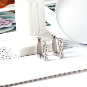 Pendientes de Aro con Diseño de Moda en Forma de Hebilla, Chapados en Oro de 18K, de Acero Inoxidable para Mujer - Product Image 6