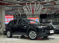 Подержанный внедорожник Toyota Corolla с полным приводом, АКПП, тканевыми сиденьями, шинами R17, панорамным люком, сенсорным экраном, левый руль, 2023 г., бензин, темно-серый