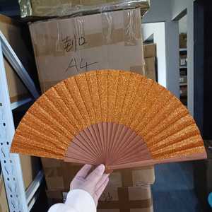 พัดไม้ไผ่แกะสลักลายพื้นเมืองแบบกำหนดเอง ประดับคริสตัล สไตล์สเปน/ยุโรป พับได้ ขนาด 23 ซม. ของขวัญทางธุรกิจ แบรนด์ Wuyung รับทำตามแบบ - Product Image 4
