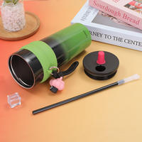 Gobelet isotherme en acier inoxydable personnalisé avec dégradé de couleurs, bande en silicone anti-chute et cordon décoratif, idéal pour les cadeaux (vente en gros)
