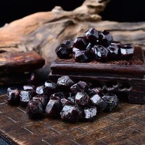 Venta al por mayor de cristales de granate rojo natural en bruto, con forma libre, piedras semipreciosas curativas para decoración del hogar y Feng Shui. - Product Image 6