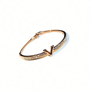 Nouveau Bracelet Élégant pour Femme S00166 en Alliage Plaqué Or avec Breloques, Lettres en Strass Simples et Raffinées, Style Coréen et Européen - Product Image 5