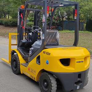 Chariot élévateur diesel miniature Komatsu importé du Japon, 2,5 tonnes, 4 roues motrices, d'occasion, FD25-17 avec moteur, mât à 2 étages et terrain accidenté - Product Image 3