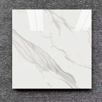 Carreaux de sol en porcelaine rectifiée effet marbre blanc Carrara poli et émaillé 60x60cm pour salon et villa