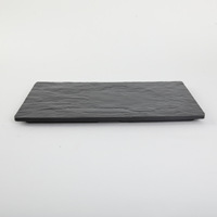 Plateau de service rectangulaire plat moderne et minimaliste en mélamine noire de qualité alimentaire pour steak, sushi et sashimi