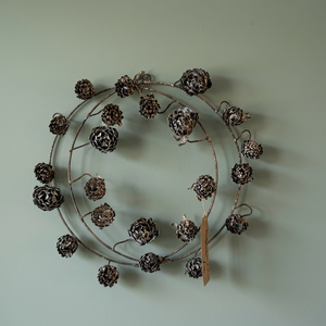 Corona Rústica de Metal con Piñas, Flores Decorativas Hechas a Mano, Redonda, Sin Iluminación, Paquete Individual - Product Image 2
