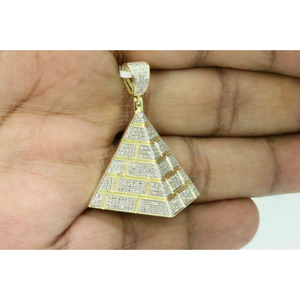 Colgante Piramidal con Piedra de Diamante, Estilo Moderno, Hecho a Mano, Joyería en Venta - Product Image 1