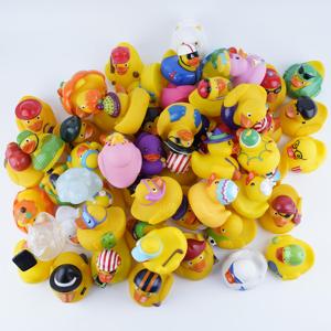 Juguetes de baño de plástico personalizados promocionales, Patos de Goma, flotantes con peso para carreras, surtidos, patitos de goma chirriantes negros impresos para el baño - Product Image 5