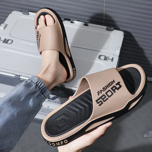 Nouvelles pantoufles tendance et sportives pour hommes - Chaussures d'été à semelle souple pour la maison - Tongs pour hommes - Product Image 1