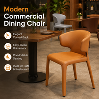 Chaises de salle à manger sans couture, revêtement lisse couleur craie, dossier enveloppant avec accoudoirs intégrés, pieds recouverts pour une utilisation moderne dans les cafés et salles à manger