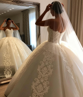 Robe de mariée moderne élégante sans manches, coupe princesse, décolleté cœur, traîne chapelle