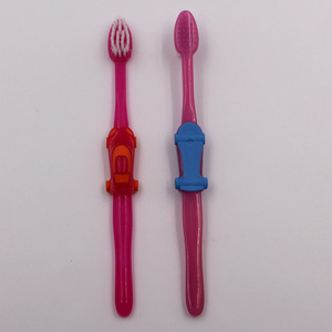 Cepillo de dientes de cerdas suaves con diseño de coche de dibujos animados para niños, cepillo de dientes manual de cabeza pequeña, diseño colorido MC-C203 - Product Image 2