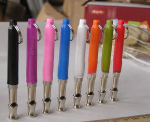 Elegante Llavero para Amantes de los Perros, de Cuero Genuino con Función Oculta de Silbato de Entrenamiento para Perros - Product Image 1