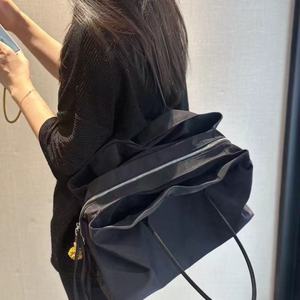 กระเป๋าโท้ทสีดำสไตล์มินิมอลความจุขนาดใหญ่พร้อมช่องใส่ของหลายช่อง ทำจากไนลอนกันน้ำ เหมาะสำหรับใส่แล็ปท็อป ใช้ในยิม และอื่นๆ - Product Image 3