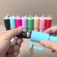 En gros, Mini ouvre-bouteille porte-clés pendentif en caoutchouc et acier inoxydable, mignon, tendance, léger, avec impression numérique et rangement pour rouge à lèvres