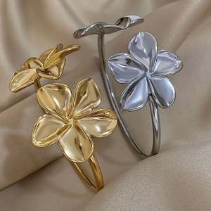 Brazalete de Acero Inoxidable Impermeable con Doble Flor, Unisex, Chapado en Oro de 18K, Diseño Floral Moderno, DALE B0027, Joyería de Regalo - Product Image 1