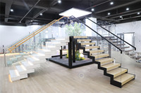 Escalier en arc moderne Prima avec garde-corps en verre - Matériaux écologiques, sûrs et durables, personnalisables en DIY