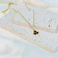 Colliers pendentifs en forme de cœur et de trèfle en acier inoxydable plaqué or 18 carats, résistants à l'eau et inaltérables, pour femmes - Vente en gros